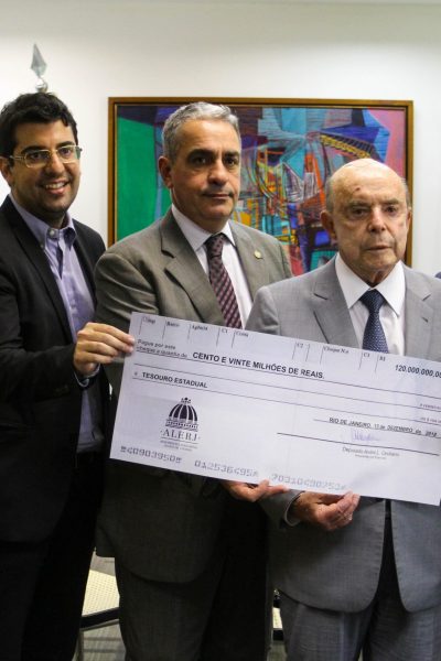 Ceciliano entrega cheque de R$ 120 milhões para o governador em exercício, Francisco Dornelles.