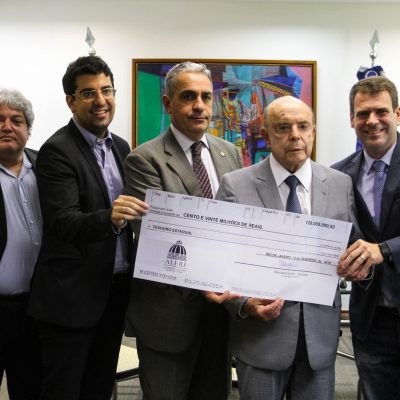 Ceciliano entrega cheque de R$ 120 milhões para o governador em exercício, Francisco Dornelles.