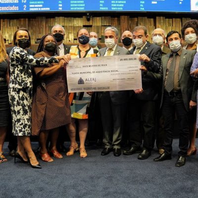 Parlamentares entregam cheque de R$ 20 milhões para Laura Carneiro, secretaria de Assistência Social da cidade do Rio