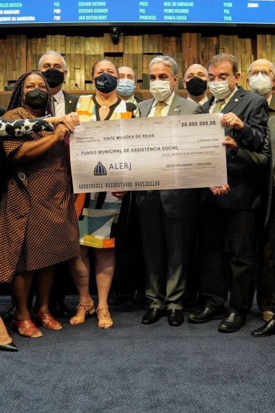 Parlamentares entregam cheque de R$ 20 milhões para Laura Carneiro, secretaria de Assistência Social da cidade do Rio