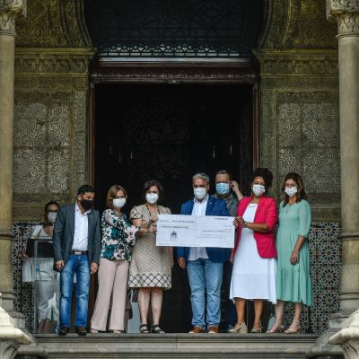 Ceciliano entrega cheque simbólico de R$ 20 milhões para a Fundação Oswaldo Cruz (Fiocruz).