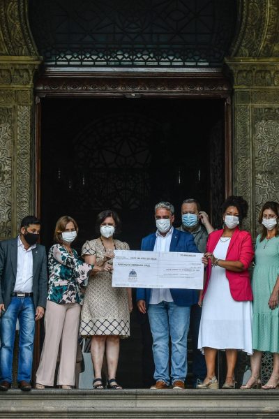 Ceciliano entrega cheque simbólico de R$ 20 milhões para a Fundação Oswaldo Cruz (Fiocruz).