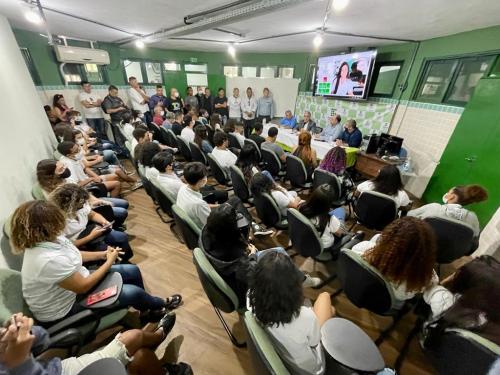 Ceciliano ouve demandas de estudantes do ensino técnico da Região dos Lagos 